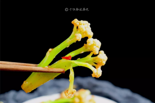 干锅花菜,如果有一个酒精锅子就完美了,味道越煮越香~