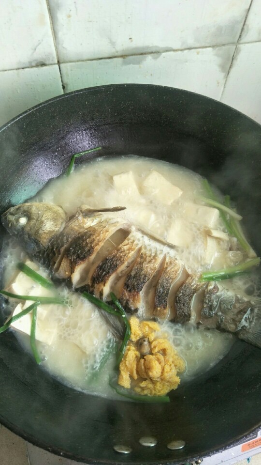 简手鲫鱼豆腐汤,汤煮成奶白色,放入适量食盐。