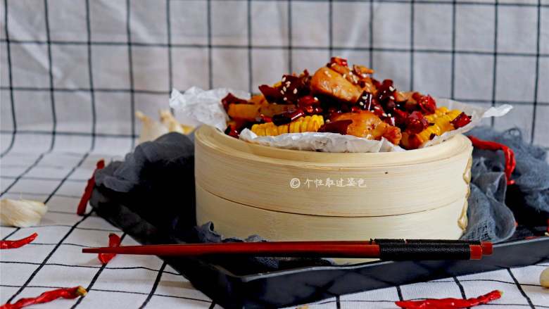 干锅鸡腿,冷吃热吃都很香,而且因为味道重、炒干了又没什么水分,也很耐保存