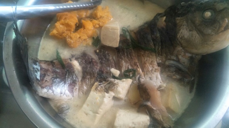 简手鲫鱼豆腐汤,起锅。(瓷碗被我打破了,就这个将就着看吧哈哈哈)
