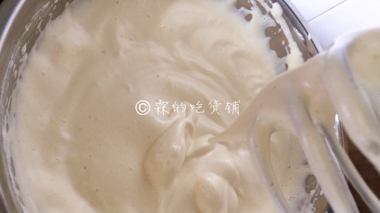 黑米蜂蜜小蛋糕,滴落的面糊可以划出花纹并维持较长时间,就是打发好了。