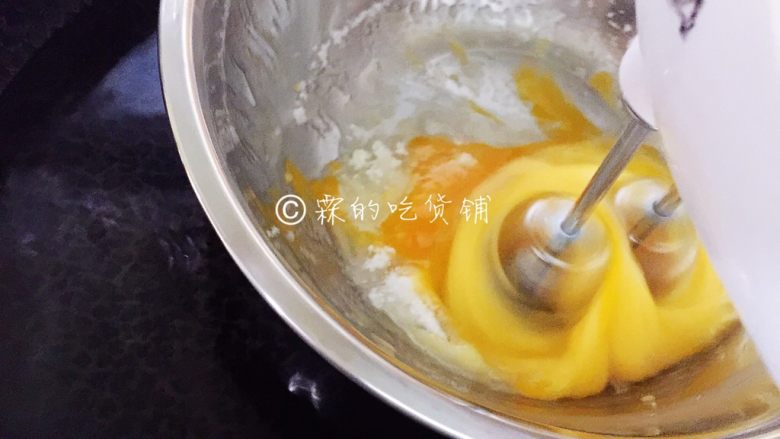 黑米蜂蜜小蛋糕,全蛋打发,如果不是夏天的话,建议坐在一盆温水上,更加容易打发。先中速,看到有密集的泡沫出现换成高速。