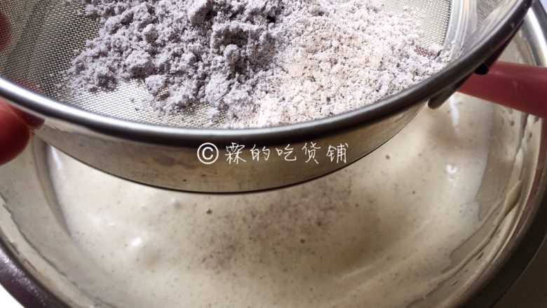 黑米蜂蜜小蛋糕,然后再筛入黑米粉,每次都要等翻拌均匀后再筛入下一次。
