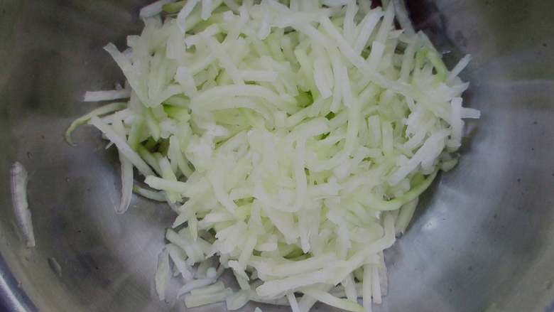 萝卜丝丸子,用盐腌10分钟,攥干水份