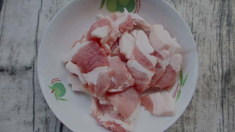 蒜苗肉片,将肉切片,尽量薄一些哈。我家刀太钝,切得不薄将就看