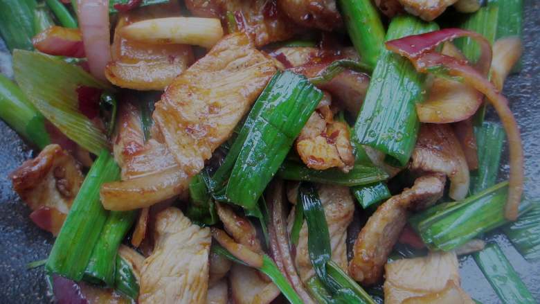 蒜苗肉片,放入<a style='color:red;display:inline-block;' href='/shicai/ 428'>五花肉</a>大火翻炒,加入酱油、鸡粉、胡椒粉、胡椒粉调味