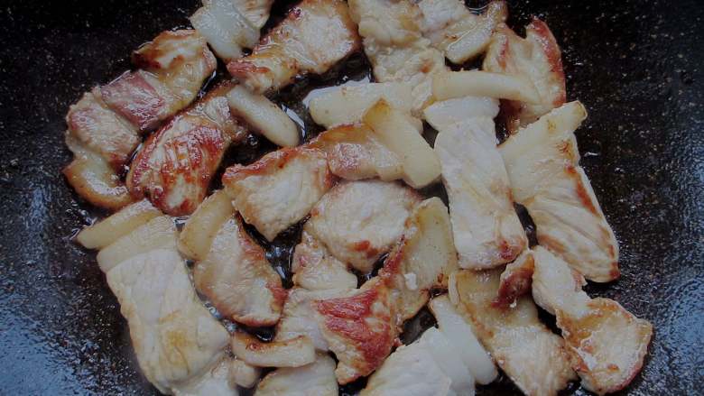 蒜苗肉片,锅烧热,放少许油滑锅,下入肉片煸炒出油(如果肉肥油出太多,舀一部分出来另做它用)。