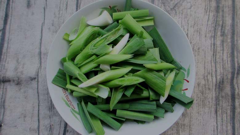 蒜苗肉片,<a style='color:red;display:inline-block;' href='/shicai/ 3349'>蒜苗</a>切段备用,特别嫩的蒜可以连茎一起
