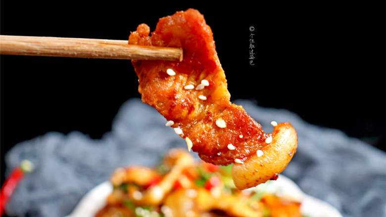 蒜苗肉片,豆瓣酱和生抽有咸度,一般的口味不需要加盐。
