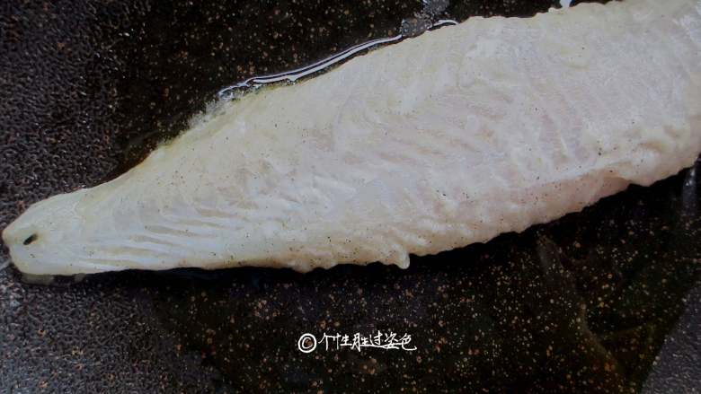 香煎龙利鱼,平底锅烧热,倒入油,中小火煎龙利鱼