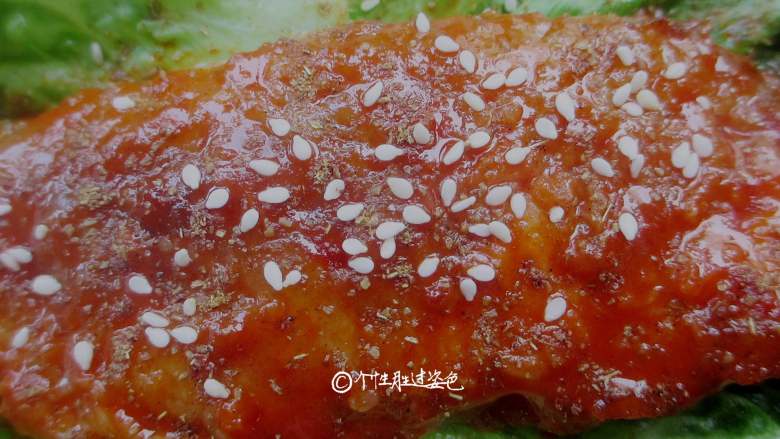 香煎龙利鱼,刷上韩式辣酱,撒上白芝麻即可