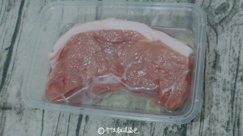 叉烧肉,肉清洗后用厨房纸巾吸去多余水分,用牙签在肉块上扎小孔,方便入味,越多越好