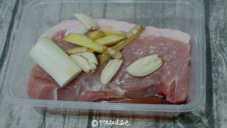 叉烧肉,加入2勺料酒、葱姜去除腥味;