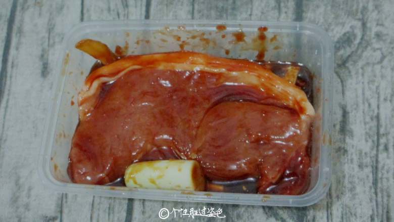 叉烧肉,加入4勺<a style='color:red;display:inline-block;' href='/shicai/ 5264'>叉烧酱</a>,带上一次性手套,揉搓酱和肉,使其入味。没有手套的可以把肉放进保鲜袋,封口进行揉搓。放入冰箱冷藏腌制一夜,这样味道能更入味。