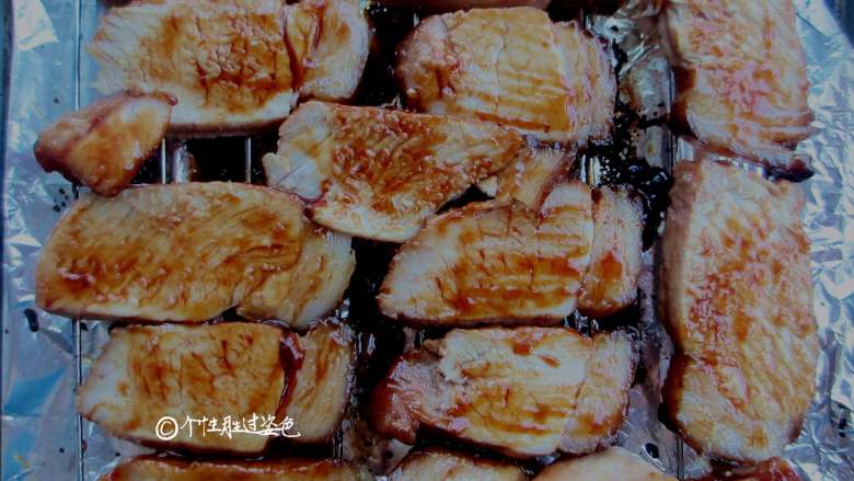 叉烧肉,、肉取出切片,再刷一次蜂蜜和叉烧酱,接着烤20分钟。