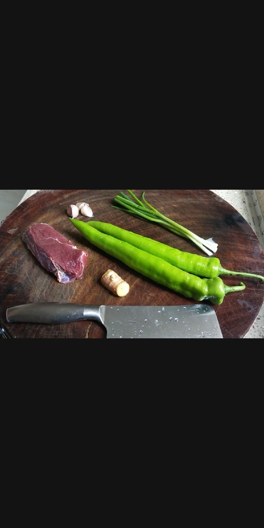 青椒牛肉,准备材料:<a style='color:red;display:inline-block;' href='/shicai/ 216'>牛肉</a>200g，<a style='color:red;display:inline-block;' href='/shicai/ 37'>姜</a>一小截，<a style='color:red;display:inline-block;' href='/shicai/ 2794'>大蒜</a>几瓣，葱花少于许