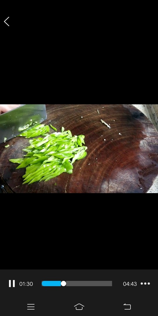 青椒牛肉,<a style='color:red;display:inline-block;' href='/shicai/ 61'>青椒</a>斜刀切成丝