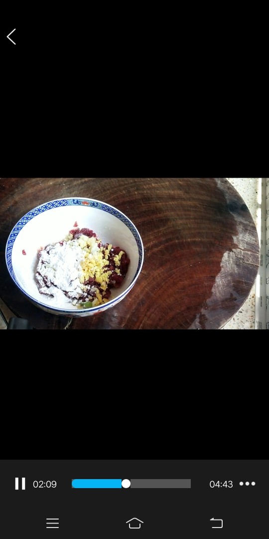 青椒牛肉,切好的牛肉，放入姜末，蒜末，料酒，盐，淀粉