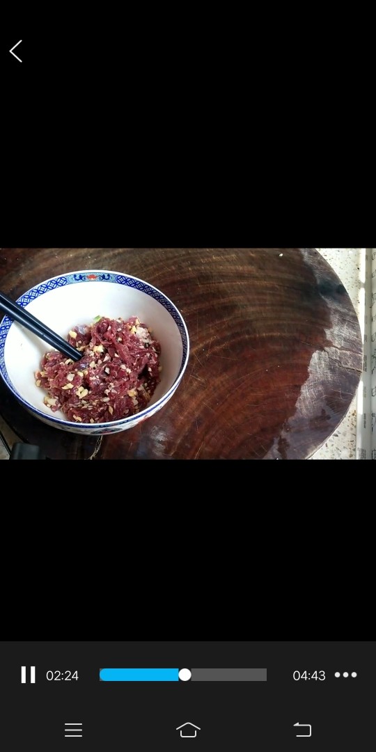 青椒牛肉,搅拌均匀后静置腌制15分钟