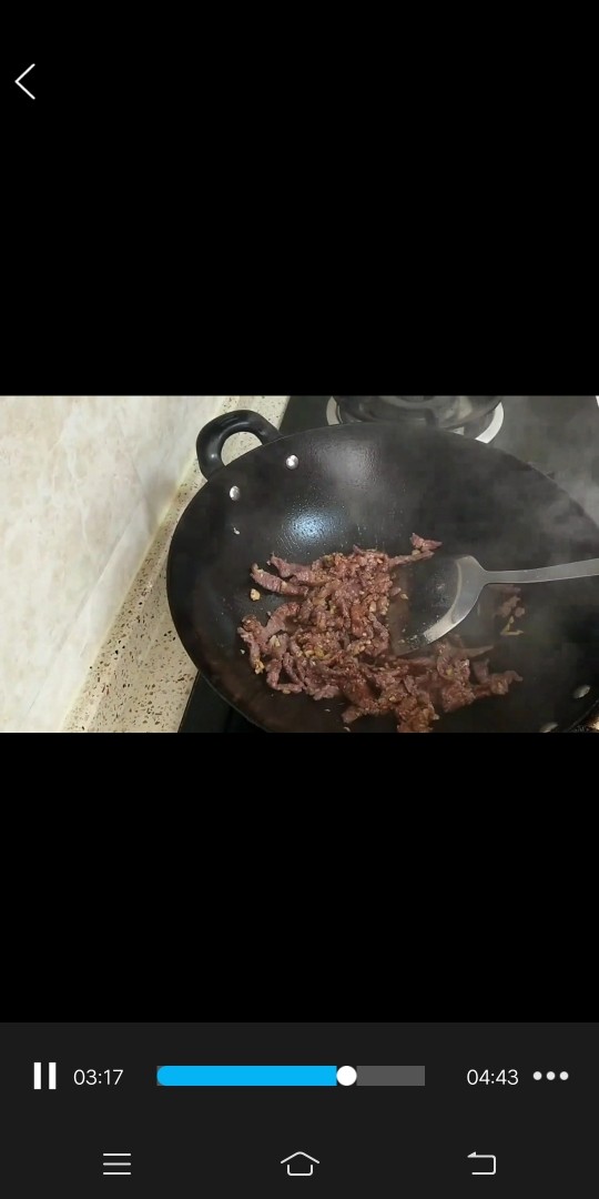 青椒牛肉,起锅翻炒牛肉后盛出备用