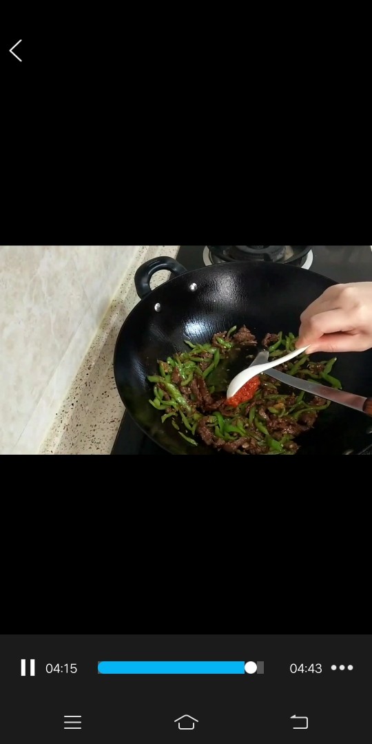 青椒牛肉,加入一勺蒜蓉辣酱，煸炒均匀即可