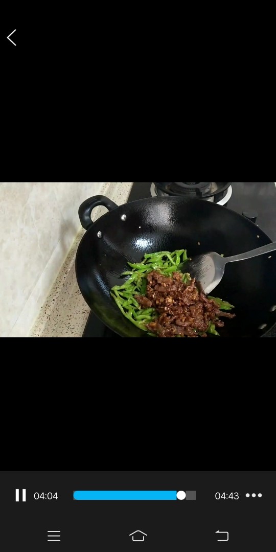 青椒牛肉,另起锅爆炒青椒后，放入牛肉煸炒