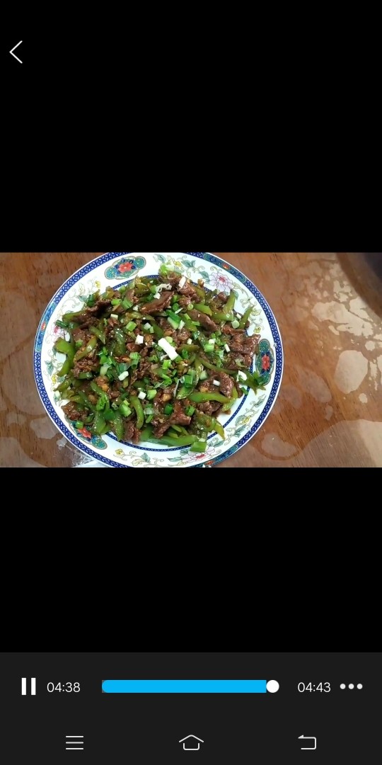 青椒牛肉,放入少许葱花提味，美味即可分享！