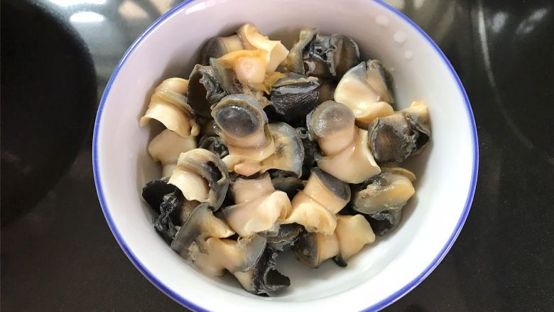 香辣田螺塞肉,稍凉后用牙签把田螺肉挑出来,清洗掉浮沫。