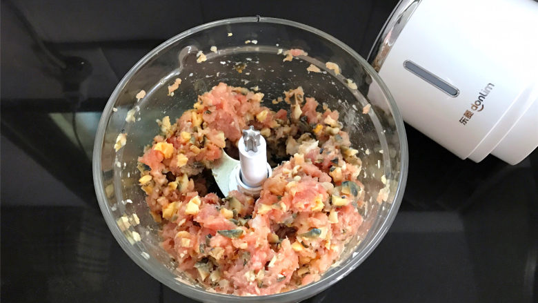香辣田螺塞肉,把挑出的螺肉和猪肉一起放入绞肉机中饺绞碎。为保持螺肉的口感绞成小粒子就可以。
