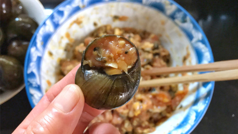 香辣田螺塞肉,再把拌好的肉塞入洗净的田螺壳中,盖上厣。