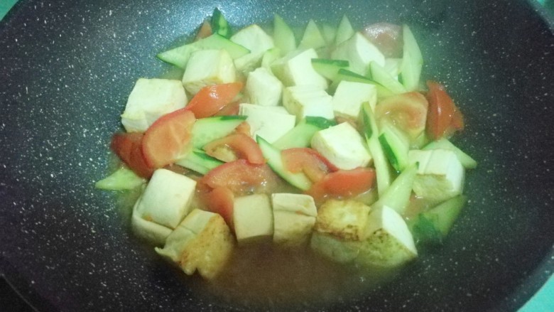 彩蔬焖豆腐,盖上盖子焖至豆腐入味,这是我的减肥餐,少油少盐