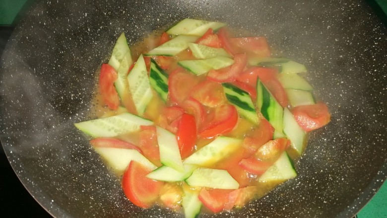 彩蔬焖豆腐,翻炒一下,加少许开水