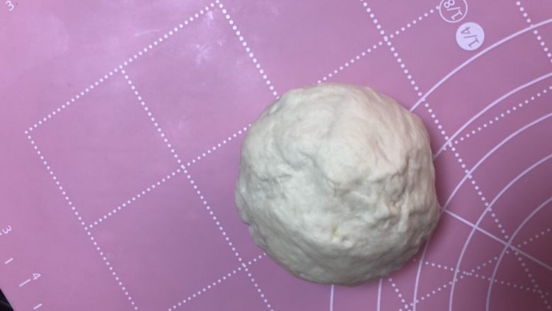 绿豆馅饼,醒发好的面团,放在案板上,揉搓出气