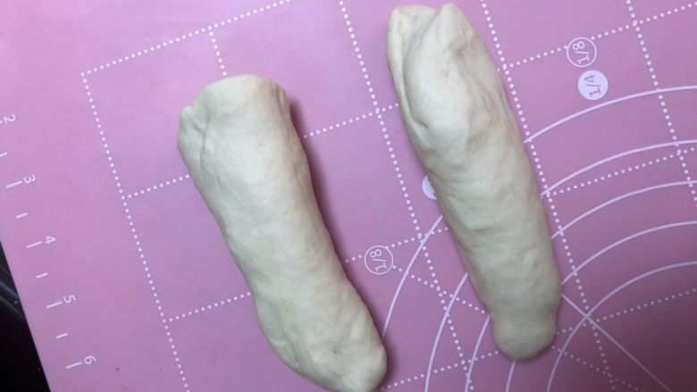 绿豆馅饼,揉好的面团分成两段,再平均分成六个大小一样的小剂子
