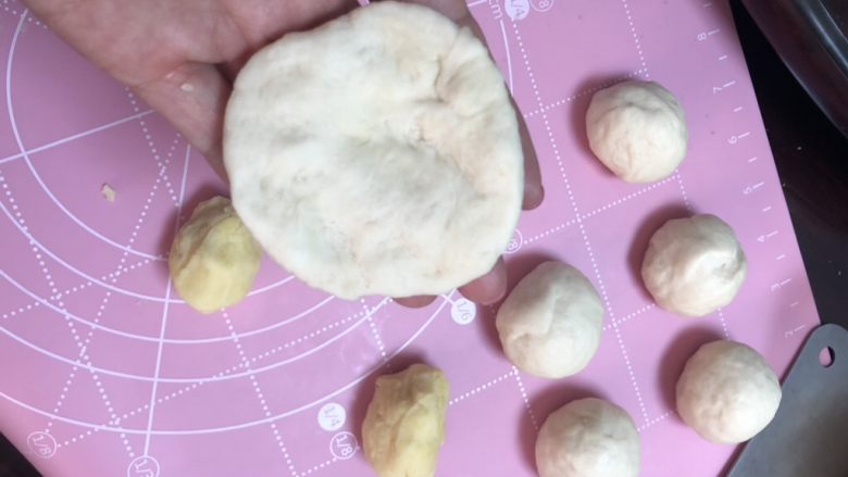 绿豆馅饼,擀开一个面团,放入绿豆馅,根据自己平时包包子的做法逐个逐个包好
