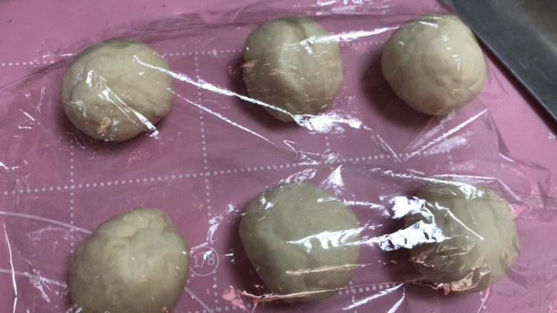 绿豆馅饼,小剂子滚圆,盖上保鲜膜松弛10分钟