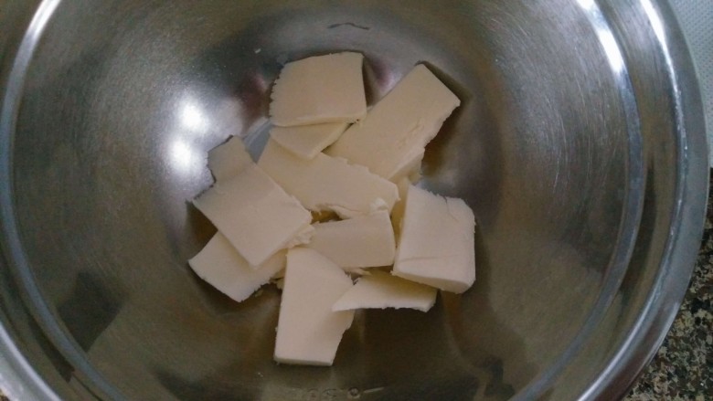 黄油曲奇,<a style='color:red;display:inline-block;' href='/shicai/ 887'>黄油</a>切成片状,室温软化的手指可以按动的状态。