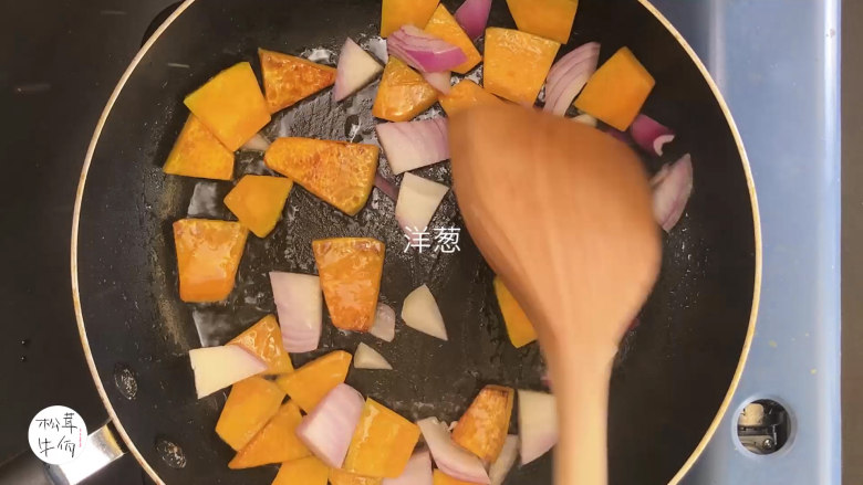视频|松茸南瓜羹|牛佤松茸食谱,热锅下油,放入南瓜和洋葱,翻炒。