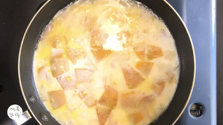 视频|松茸南瓜羹|牛佤松茸食谱,加入适量清水,继续炖煮,之后倒入<a style='color:red;display:inline-block;' href='/shicai/ 219'>牛奶</a>,添加适量食盐,煮沸。