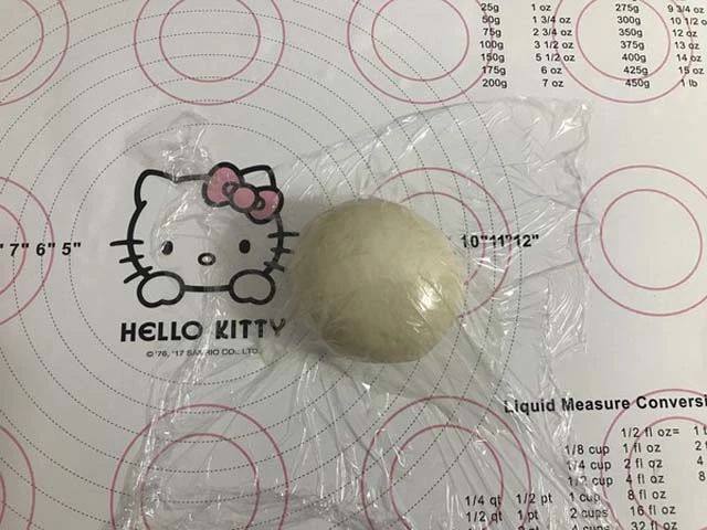 简单好吃的酱香饼,将除了肉酱以外的材料,放入揉匀成面团,盖上保鲜膜松弛30分钟。