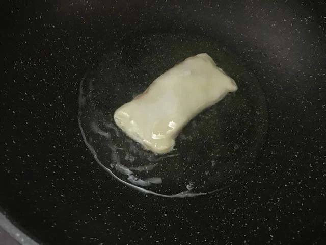 简单好吃的酱香饼,锅中加入适量食用油,待油温升至5分熟,将面饼放入,炸至两边金黄色即可。