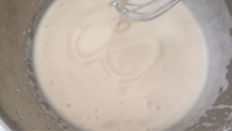 好吃不上火的蒸蛋糕,
加入糖并打发,打发到出现清晰的纹路,蛋液从上面滴下来划8字纹路不会马上消失就好了,这一歩很重要。大概打大约十一二分钟左右;
