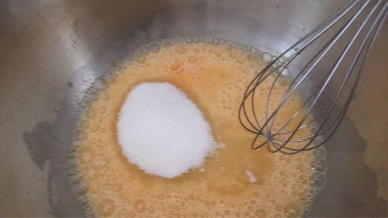 好吃不上火的蒸蛋糕,加入糖;