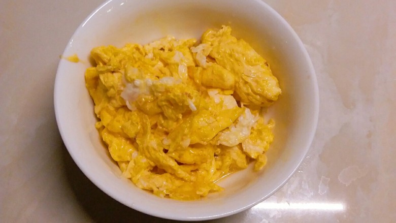 玉米粒番茄盅,鸡蛋炒碎 放到小碗里备用