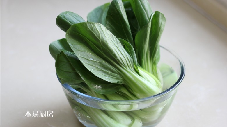 青菜炒火腿,新鲜的<a style='color:red;display:inline-block;' href='/shicai/ 6680'>小油菜</a>4-6棵,用清水冲洗干净。