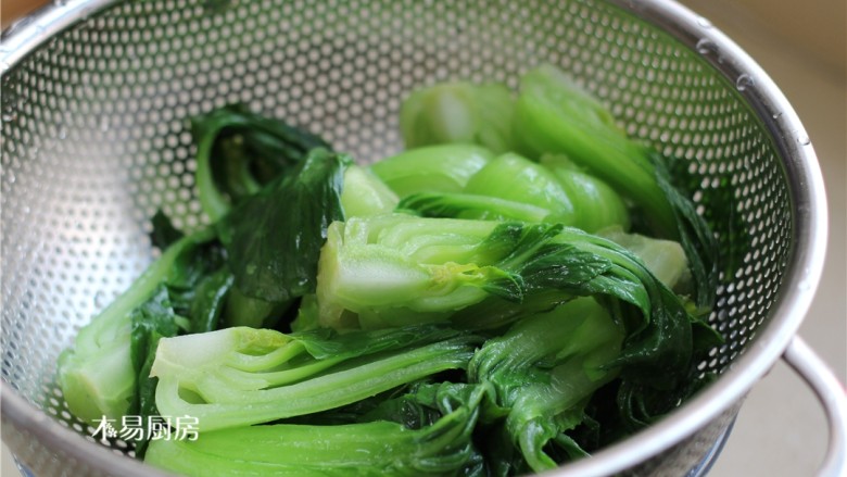 青菜炒火腿,沥去水分,备用。