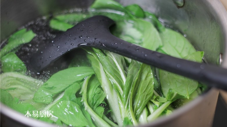 青菜炒火腿,烧一锅开水，水中加少量食盐和食油，下入小油菜汆烫10秒。然后迅速捞出来过两遍冷水。