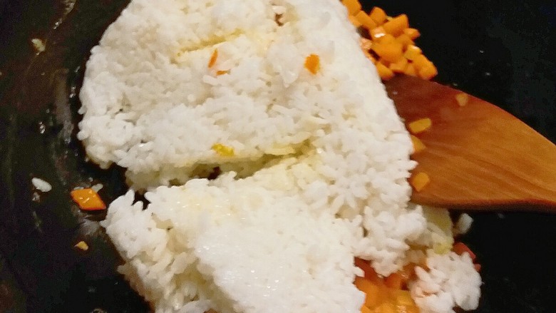 玉米粒番茄盅,胡萝卜丁炒软了放入剩米饭 一起翻炒均匀