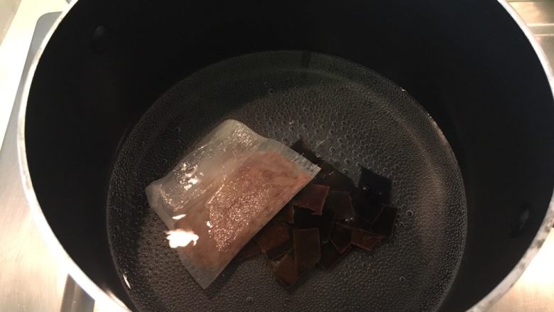 怀石料理-鲷鱼汤,600cc的水,加柴鱼、昆布,煮开小火焖10分钟