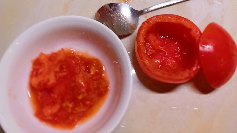 玉米粒番茄盅,用勺子将果肉挖出来 形成碗状